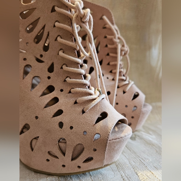 Beige Platform stilettos. Open Toe. Lace Up. Size 6.5 - Picture 7 of 12